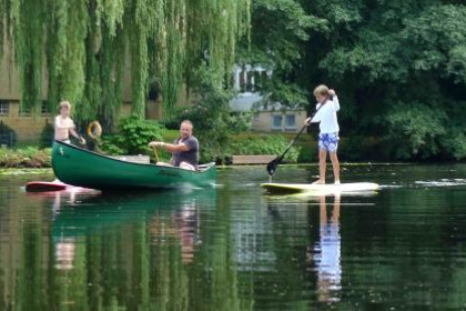 梦见在池塘或湖水中划船是什么意思