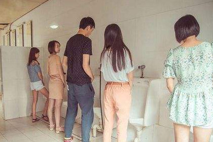 梦见女人站着上洗手间是什么意思