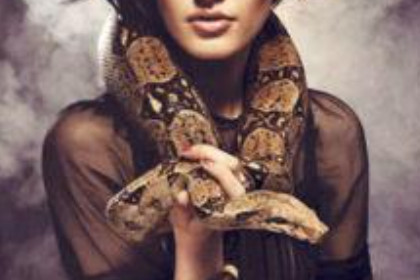 女人梦见蛇缠身甩不掉