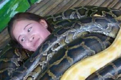女人梦见蛇在自己背上是什么意思