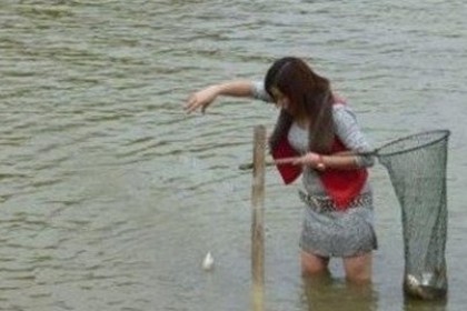 梦见女人在抓鱼是什么意思